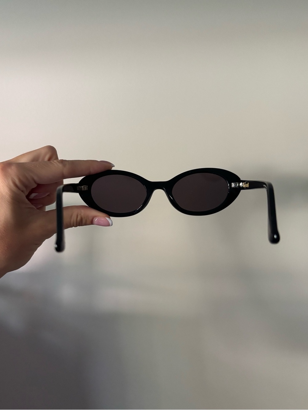 Madewell Russell Oval Black Sunglasses - Picture 3 of 5